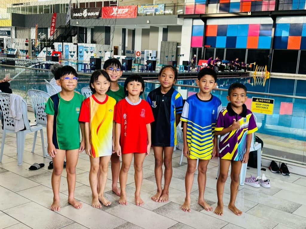 2C班的黄子欣在2025年槟州MSSPP游泳锦标赛中，荣获了12岁女子组1米跳板冠军。